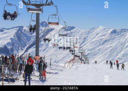 Géorgie, Gudauri, 8 mars 2013 : téléphérique à la station de ski. Sur fond de sommets enneigés et de ciel bleu. Le concept de l'hiver actif r Banque D'Images