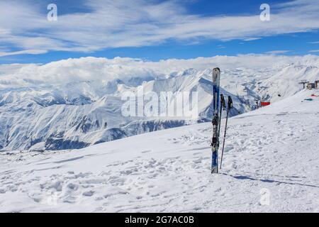 Géorgie, Gudauri, 8 mars 2013 : skis et bâtons coincés dans la neige au sommet de la station de ski. Sur fond de neige et de ciel bleu. TH Banque D'Images