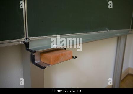 Craie et éponge, tableau noir, salle de classe, Stuttgart, Bade-Wurtemberg, Allemagne Banque D'Images