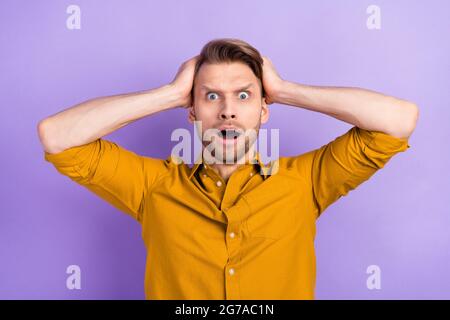 Portrait d'attrayant surpris gars inquiet soudaine réaction de nouvelles isolé sur fond violet violet couleur violet Banque D'Images