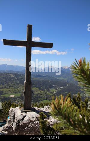 Traversez Gamseck au-dessus de la cabane Mittenwalder, Croix du souvenir au printemps devant un ciel bleu, atmosphère de woken, atmosphère Banque D'Images