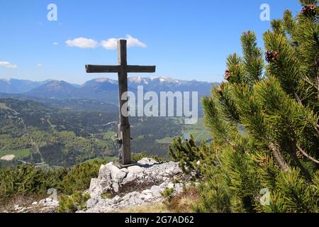 Traversez Gamseck au-dessus de la cabane Mittenwalder, Croix du souvenir au printemps devant un ciel bleu, atmosphère de woken, atmosphère Banque D'Images