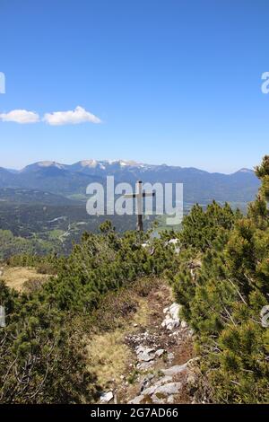 Traversez Gamseck au-dessus de la cabane Mittenwalder, Croix du souvenir au printemps devant un ciel bleu, atmosphère de woken, atmosphère Banque D'Images