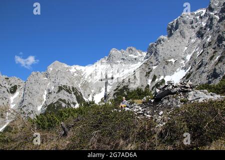 Traversez Gamseck au-dessus de la cabane Mittenwalder, croix du souvenir au printemps devant le ciel bleu, ambiance woken, atmosphère, Mittenwald, Karwendel,Montagnes Karwendel, printemps, Banque D'Images