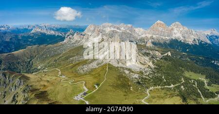 Vue aérienne du col de Giau et des sommets de montagne à la lumière du jour. Route vers la montagne. Tofana groupe de montagne en arrière-plan. Italie Banque D'Images