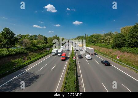 Allemagne, Oberhausen, Alt-Oberhausen, Oberhausen-Lirich, région de Ruhr,Rhénanie-du-Nord, Rhénanie-du-Nord-Westphalie, Rhénanie-du-Nord-Westphalie, circulation routière,Autoroute, circulation sur l'A3 en face de la sortie Lirich et Duisburg-Meiderich, voitures, voitures de tourisme Banque D'Images