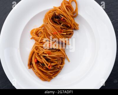 Spaghetti all'Assassina Pasta, spécialité de Bari, Puglia, Italie, vue de dessus Banque D'Images