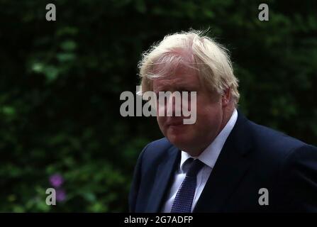 Londres, Angleterre, Royaume-Uni. 12 juillet 2021. Le Premier ministre britannique BORIS JOHNSON Walks revient 10 Downing Street après la conférence de presse où il a confirmé la levée des restrictions de covid telles que le port de masque et les distances sociales à partir du 19 juillet. Credit: Tayfun Salci/ZUMA Wire/Alay Live News Banque D'Images