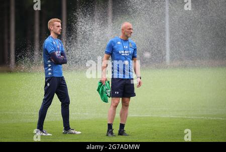 Edward Still, entraîneur en chef de Charleroi, et Frank Defays, entraîneur adjoint de Charleroi, photographiés pendant le camp d'entraînement d'été de l'équipe de football belge Sport Banque D'Images