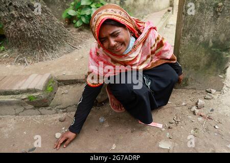 Dhaka, Bangladesh. 12 juillet 2021. Nazma Begum, mère de Mohammad Hasan, 12 ans, pleure pour son fils disparu alors qu'elle vient au Dhaka Medical College Morgue pour obtenir les nouvelles de son fils, à Dhaka, au Bangladesh, le 12 juillet 2021. L'incendie massif dans une usine de transformation alimentaire de Narayanganj a fait au moins 52 morts et des dizaines de travailleurs ont encore disparu. Les pompiers ont récupéré 49 corps charrés vendredi dans l'usine en feu de Hashem Food Ltd, une préoccupation du Groupe Sajeeb, portant le nombre de morts à 52. Credit: Suvra Kanti Das/ZUMA Wire/Alay Live News Banque D'Images