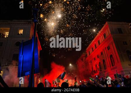 Rome, Italie. 12 juillet 2021. (7/12/2021) les supporters italiens célèbrent la victoire de l'équipe nationale italienne de football (photo de Matteo Nardone/Pacific Press/Sipa USA) Credit: SIPA USA/Alay Live News Banque D'Images