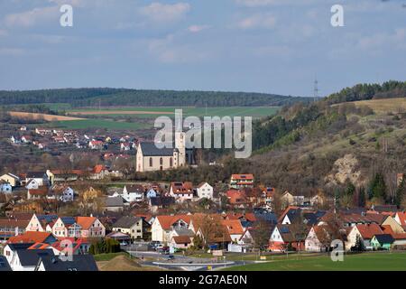 Vue sur le village viticole d'Eußenheim, quartier de main-Spessart, Basse-Franconie, Franconie, Bavière, Allemagne Banque D'Images