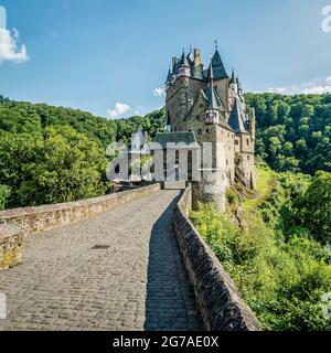 Château d'Eltz, Château Romanticisme, Château Rouge, Château-Rouge, Delft porcelaine, Eifel, Eltz, Elzbach, à colombages, Ganerbeburg, Communauté de Ganerbe, propriété culturelle protégée selon la Convention de la Haye, château perché, construction de chapelle, maison de Kemenich, Münstermaifeld, Platteltz, lit Renaissance, salle de chevalier, maison Rodendorf, maison Rübenach, Chambre du Trésor, division tribale, symbole, château de rêve, Trutzeltz, Non détruit, Vordereifel, collecte d'armes, Wierschem Banque D'Images