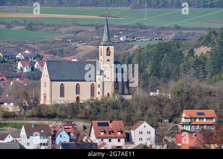 Vue sur l'église paroissiale de Saint-Marcellinus et Saint-Petrus dans le village viticole d'Eußenheim, quartier de main-Spessart, Basse-Franconie, Franconie, Bavière, Allemagne Banque D'Images