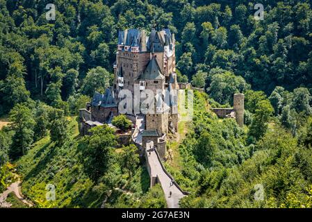 Château d'Eltz, Château Romanticisme, Château Rouge, Château-Rouge, Delft porcelaine, Eifel, Eltz, Elzbach, à colombages, Ganerbeburg, Communauté de Ganerbe, propriété culturelle protégée selon la Convention de la Haye, château perché, construction de chapelle, maison de Kemenich, Münstermaifeld, Platteltz, lit Renaissance, salle de chevalier, maison Rodendorf, maison Rübenach, Chambre du Trésor, division tribale, symbole, château de rêve, Trutzeltz, Non détruit, Vordereifel, collecte d'armes, Wierschem Banque D'Images