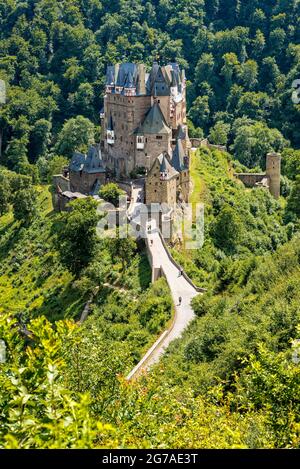 Château d'Eltz, Château Romanticisme, Château Rouge, Château-Rouge, Delft porcelaine, Eifel, Eltz, Elzbach, à colombages, Ganerbeburg, Communauté de Ganerbe, propriété culturelle protégée selon la Convention de la Haye, château perché, construction de chapelle, maison de Kemenich, Münstermaifeld, Platteltz, lit Renaissance, salle de chevalier, maison Rodendorf, maison Rübenach, Chambre du Trésor, division tribale, symbole, château de rêve, Trutzeltz, Non détruit, Vordereifel, collecte d'armes, Wierschem Banque D'Images