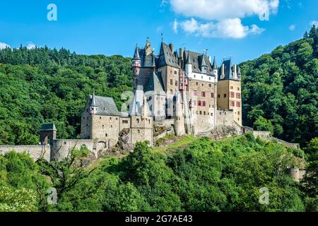 Château d'Eltz, Château Romanticisme, Château Rouge, Château-Rouge, Delft porcelaine, Eifel, Eltz, Elzbach, à colombages, Ganerbeburg, Communauté de Ganerbe, propriété culturelle protégée selon la Convention de la Haye, château perché, construction de chapelle, maison de Kemenich, Münstermaifeld, Platteltz, lit Renaissance, salle de chevalier, maison Rodendorf, maison Rübenach, Chambre du Trésor, division tribale, symbole, château de rêve, Trutzeltz, Non détruit, Vordereifel, collecte d'armes, Wierschem Banque D'Images