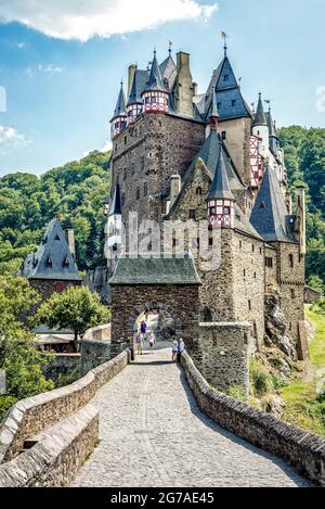 Château d'Eltz, Château Romanticisme, Château Rouge, Château-Rouge, Delft porcelaine, Eifel, Eltz, Elzbach, à colombages, Ganerbeburg, Communauté de Ganerbe, propriété culturelle protégée selon la Convention de la Haye, château perché, construction de chapelle, maison de Kemenich, Münstermaifeld, Platteltz, lit Renaissance, salle de chevalier, maison Rodendorf, maison Rübenach, Chambre du Trésor, division tribale, symbole, château de rêve, Trutzeltz, Non détruit, Vordereifel, collecte d'armes, Wierschem Banque D'Images