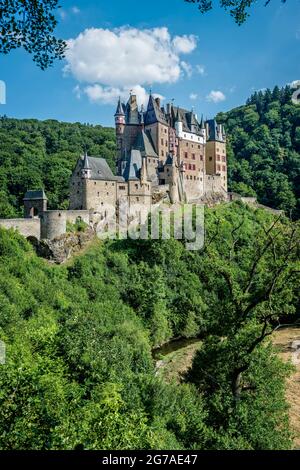 Château d'Eltz, Château Romanticisme, Château Rouge, Château-Rouge, Delft porcelaine, Eifel, Eltz, Elzbach, à colombages, Ganerbeburg, Communauté de Ganerbe, propriété culturelle protégée selon la Convention de la Haye, château perché, construction de chapelle, maison de Kemenich, Münstermaifeld, Platteltz, lit Renaissance, salle de chevalier, maison Rodendorf, maison Rübenach, Chambre du Trésor, division tribale, symbole, château de rêve, Trutzeltz, Non détruit, Vordereifel, collecte d'armes, Wierschem Banque D'Images