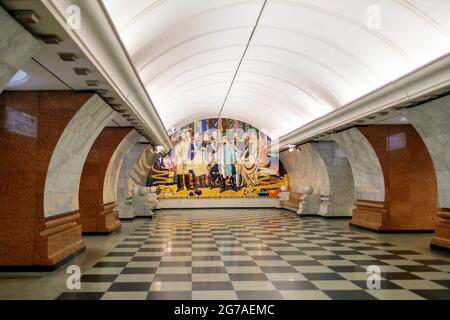 Moscou, Russie - 10 juillet 2021, nouvelle station de métro Park Pobedy à l'ouest de la ville. Hall d'entrée lumineux et propre, combinaison de couleurs orange et blanc Banque D'Images