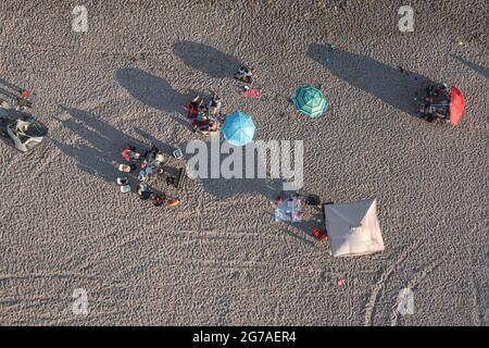 Vue aérienne du paysage, du sable, de la mer à San Francisco plage touristique à San Carlos Nuevo Guaymas à Sonora, Mexique. Baie de San Carlos dans le golfe de Californie, mer de ​​Cortez ou mer de Bermejo, qui est situé entre la péninsule de Basse Californie. Sable sur une journée ensoleillée dans une destination touristique.formes et lignes dans le sable, parasols de plage, vacanciers, résumé, au-dessus, Formas y lineas en la Arena, sombrillas de playa, vacacionistas, abstracto,cenital (photo: Luis Gutierrez / NortePhoto.com) Vista aérea de paisaje, Arena, mar en playa turistica San Francisco en San Carlos nuevo Guaymas en Sonora, Banque D'Images