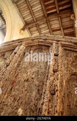 La porte nord de la Holy Trinity Collegiate Church, Tattershall, Lincolnshire, Royaume-Uni, abrite des centaines de chauves-souris qui rôtissent diverses espèces. Banque D'Images