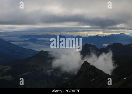 Scène au lever du soleil vue depuis le mont Brienzer Rothorn. Vue sur Stanserhorn et Lucerne. Brouillard se levant lentement après une nuit de pluie. Banque D'Images