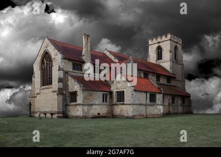 Cette image d'église fantaisie est basée sur l'église St Andrew à Bishopsthorpe, dans le Yorkshire. Le ciel et certains détails de l'arrière-plan ont été modifiés. Banque D'Images