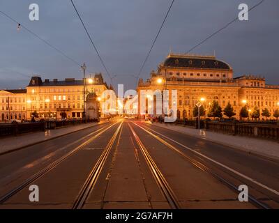 Pont de la légion la plupart des Legii et Narodni Divadlo Théâtre national à Prague, République Tchèque illuminés la nuit Banque D'Images