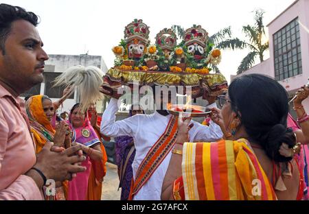 Beawar, Rajasthan, Inde, 12 juillet 2021: Les dévotés hindous effectuent des rituels comme ils portent les idoles de Lord Jagannath, Balabhadra et la déesse Subhadra comme il prend part à la procession religieuse annuelle de Lord Jagannath Rath Yatra à Beawar. Rath Yatra a été annulé en raison de préoccupations liées à la propagation de la pandémie du coronavirus COVID-19. Selon la mythologie, Ratha Yatra remonte à environ 5,000 ans lorsque le dieu hindou Krishna, avec son frère aîné, Balram et sa sœur Subhadra, ont été tirés sur un char de Kurukshetra à Vrindavan par les fidèles du Seigneur Krishna. Crédit : Sumit Saraswat/Alay Live News Banque D'Images