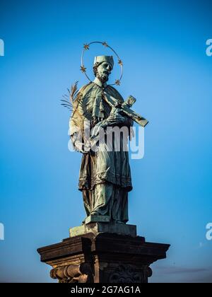 Statue en bronze de Saint Jean de Nepomuk ou de Jan Nepomucky sur le pont Charles à Prague, République tchèque Banque D'Images