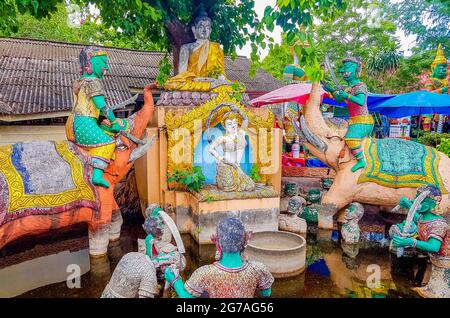 Phra Mae Thorani éléphants et gardien de temple Yaksha statues sculptures dans Wat Phra Yai Grand temple de Bouddha sur l'île de Koh Samui en Thaïlande. Banque D'Images