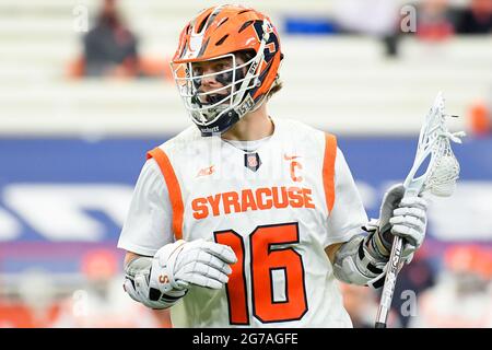 Syracuse, New York, États-Unis. 20 mars 2021. Brendan Curry, milieu de terrain de Syracuse Orange (16), contrôle le ballon contre les Croisés de la Sainte-Croix pendant la première moitié d'un match de crosse NCAA mens le samedi 20 mars 2021 au Carrier Dome de Syracuse, New York. Syracuse a gagné 15-6. Riche Barnes/CSM/Alay Live News Banque D'Images