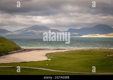 Une image HDR d'été 3 tourné de la plage de Horgabost, Traigh Niosaboist, avec une plage Lukentire éloignée, l'île de Harris, les îles occidentales, l'Écosse. 25 juin 2021 Banque D'Images