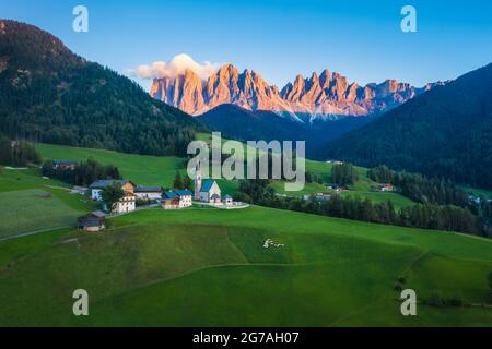 Village de Santa Maddalena en face du Geisler ou Odle Dolomites Group, Val di Funes, Val di Funes, Trentin-Haut-Adige, Italie, Europe. Banque D'Images