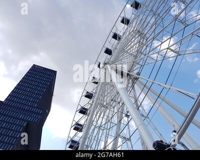 Usine 4 et grande roue dans le Werksviertel-Mitte à Munich Banque D'Images