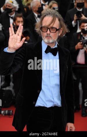 Cannes, France, 12 juillet 2021 Jarvis Cocker arrive à la première de la distribution française, qui s'est tenue au Palais des Festival. Partie du 74e Festival de Cannes. Crédit : Doug Peters/EMPICS/Alamy Live News Banque D'Images