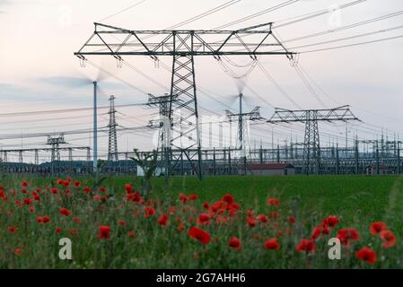 Allemagne, Saxe-Anhalt, Wolmirstedt, pylônes d'électricité et éoliennes à la sous-station Wolmirstedt. Banque D'Images