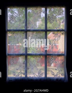 Europe, Danemark, Jutland du Nord, Skagen. Vue à travers les rideaux dans le jardin de l'Anchers Hus. Banque D'Images