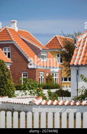 Europe, Danemark, Jutland du Nord, Skagen. Maisons de peuplement avec les joints de tuiles de toit blanc typique. Banque D'Images