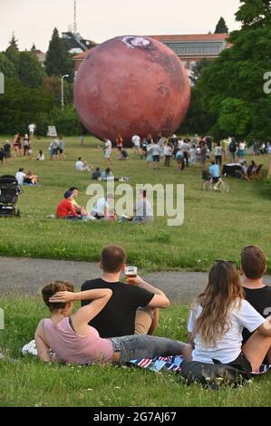 Brno, République tchèque. 12 juillet 2021. Un modèle gonflable géant de la planète Mars est exposé par l'Observatoire et le Planétarium de Brno sur la montagne de la vache à Brno, République Tchèque, le 12 juillet 2021. Crédit : Igor Zehl/CTK photo/Alay Live News Banque D'Images