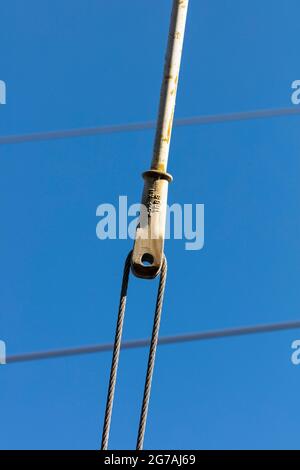 Photographie d'un support de tendeur sur une ligne de transmission Banque D'Images