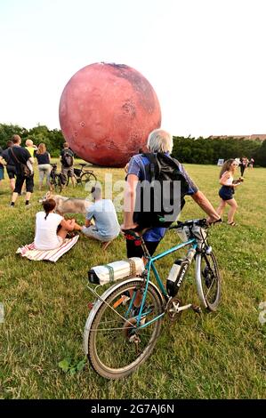 Brno, République tchèque. 12 juillet 2021. Un modèle gonflable géant de la planète Mars est exposé par l'Observatoire et le Planétarium de Brno sur la montagne de la vache à Brno, République Tchèque, le 12 juillet 2021. Crédit : Igor Zehl/CTK photo/Alay Live News Banque D'Images