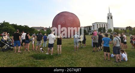 Brno, République tchèque. 12 juillet 2021. Un modèle gonflable géant de la planète Mars est exposé par l'Observatoire et le Planétarium de Brno sur la montagne de la vache à Brno, République Tchèque, le 12 juillet 2021. Crédit : Igor Zehl/CTK photo/Alay Live News Banque D'Images