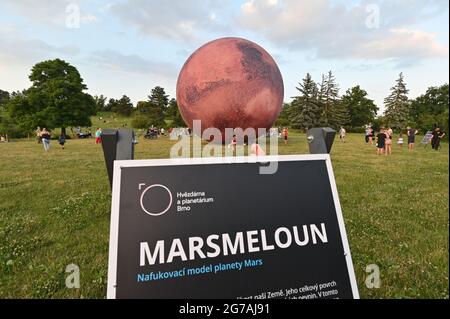 Brno, République tchèque. 12 juillet 2021. Un modèle gonflable géant de la planète Mars est exposé par l'Observatoire et le Planétarium de Brno sur la montagne de la vache à Brno, République Tchèque, le 12 juillet 2021. Crédit : Igor Zehl/CTK photo/Alay Live News Banque D'Images