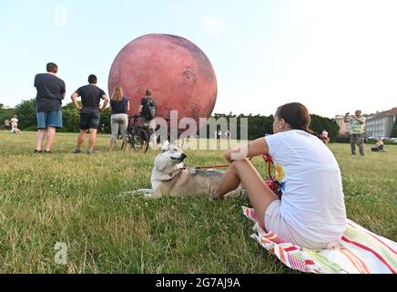 Brno, République tchèque. 12 juillet 2021. Un modèle gonflable géant de la planète Mars est exposé par l'Observatoire et le Planétarium de Brno sur la montagne de la vache à Brno, République Tchèque, le 12 juillet 2021. Crédit : Igor Zehl/CTK photo/Alay Live News Banque D'Images