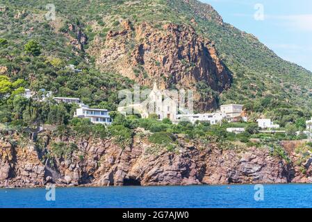 Vue sur l'île de Panarea depuis la mer, Panarea, Iles Eoliennes, Sicile, Italie Banque D'Images