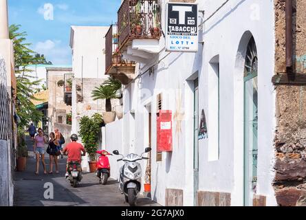 Scène de rue, Stromboli, Iles Eoliennes, Sicile, Italie Banque D'Images