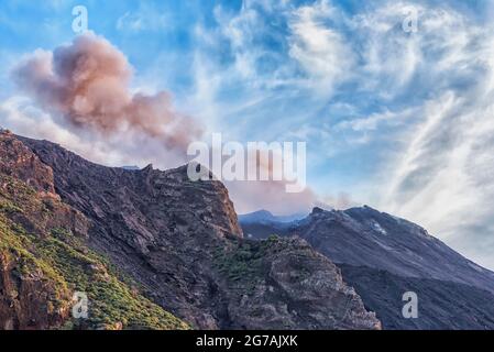 Éruption du volcan Stromboli, Stromboli, Iles Eoliennes, Sicile, Italie Banque D'Images