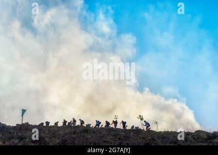 Personnes trekking au sommet du volcan Stromboli, Stromboli, Iles Eoliennes, Sicile, Italie Banque D'Images